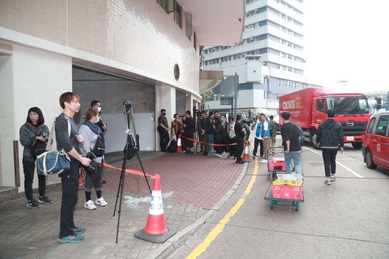 大批传媒今晨一早到场守候。 大批传媒今晨一早到场守候。