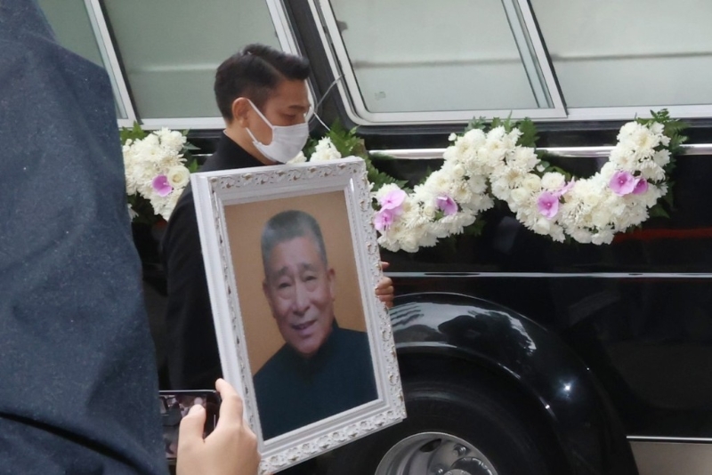 刘德华到达火化场。 刘德华到达火化场。