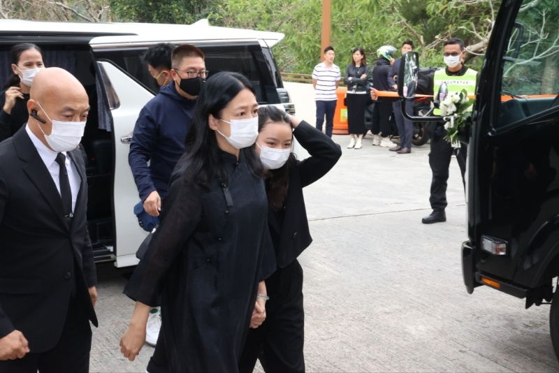 刘德华妻女跟在后方。 刘德华妻女跟在后方。