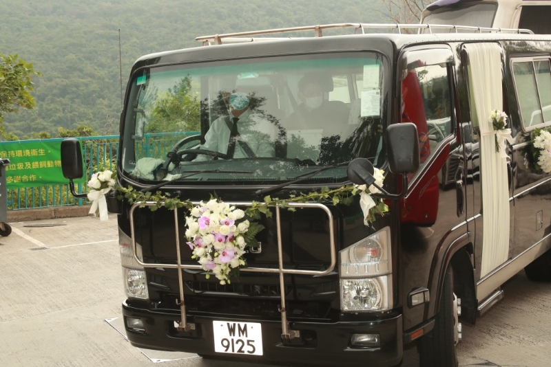 刘德华在灵车内神情哀伤。 刘德华在灵车内神情哀伤。