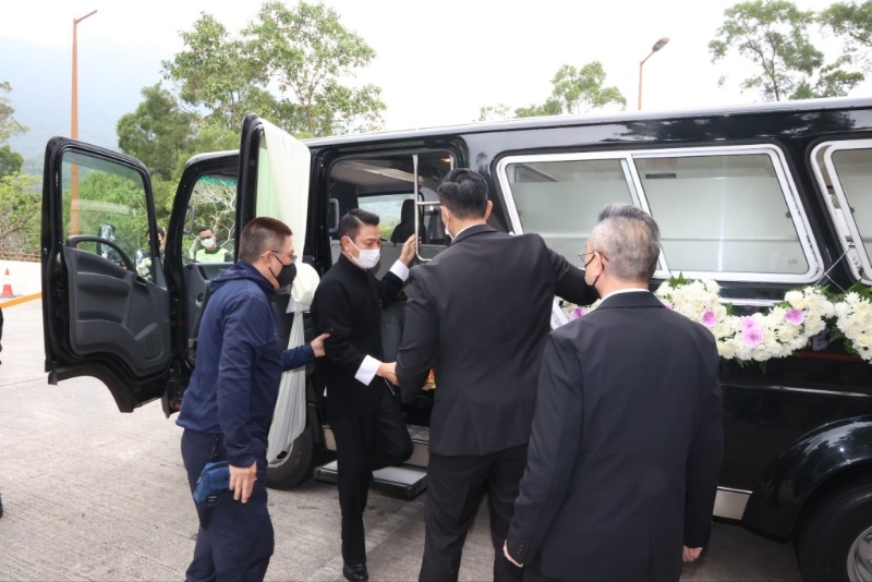 戴上口罩的刘德华捧着亡父遗照下车。 戴上口罩的刘德华捧着亡父遗照下车。