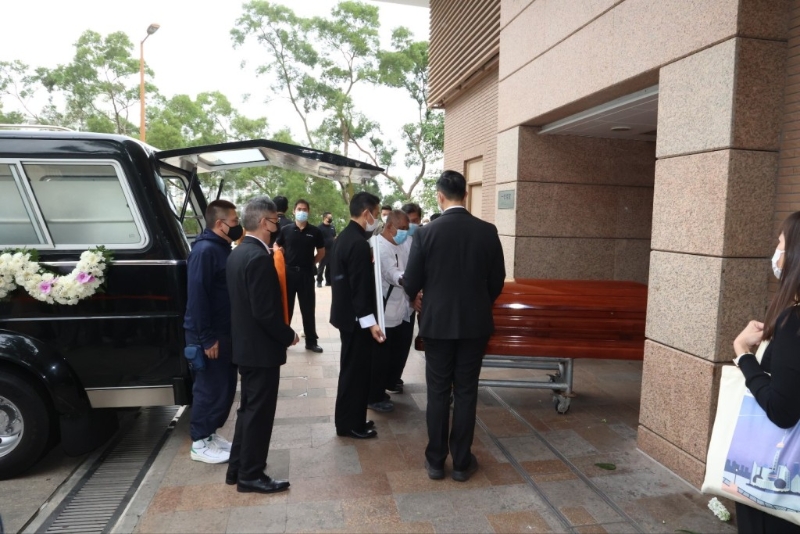 刘德华在礼堂门外静候。 刘德华在礼堂门外静候。