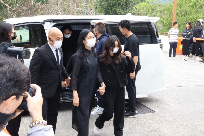 面对大批传媒追访,刘向蕙都表现得有点不自然。 面对大批传媒追访,刘向蕙都表现得有点不自然。