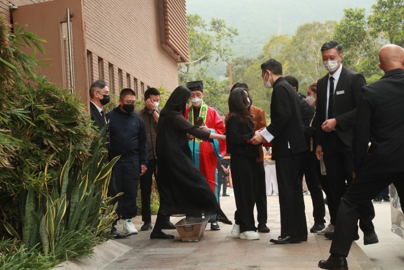 之后，刘德华即转身照顾紧随其后的囡囡和太太。