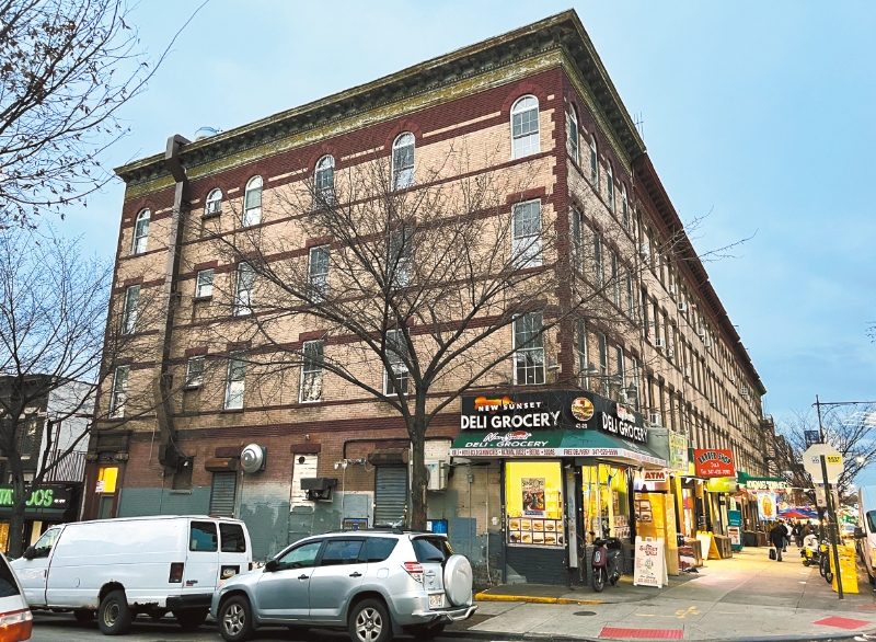 公寓楼曾于2021年发生火灾,目前已装修完成。 公寓楼曾于2021年发生火灾,目前已装修完成。