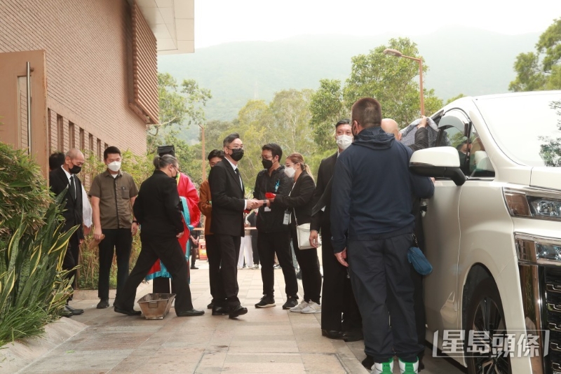 刘德华胞弟与胞姊双双步出礼堂。