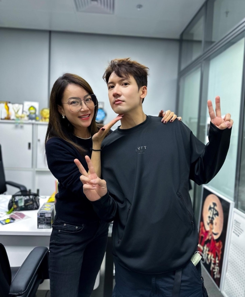 昨日（6日）关智斌所属公司英皇高层霍汶希于IG分享关智斌近照，指已亲自验证关智斌皮肤好嫩滑。