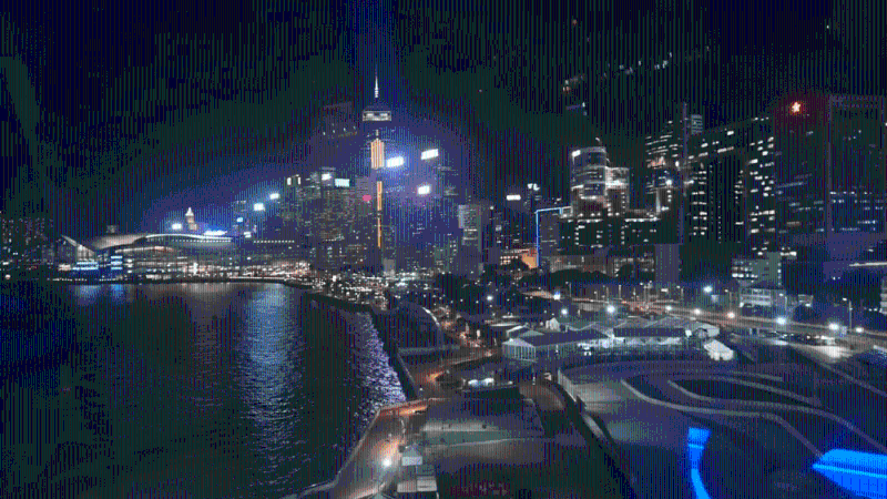 坐摩天轮，拍摄维港夜景。