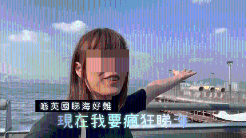 因为她在英国很难看到海，因此此行要疯狂看海。