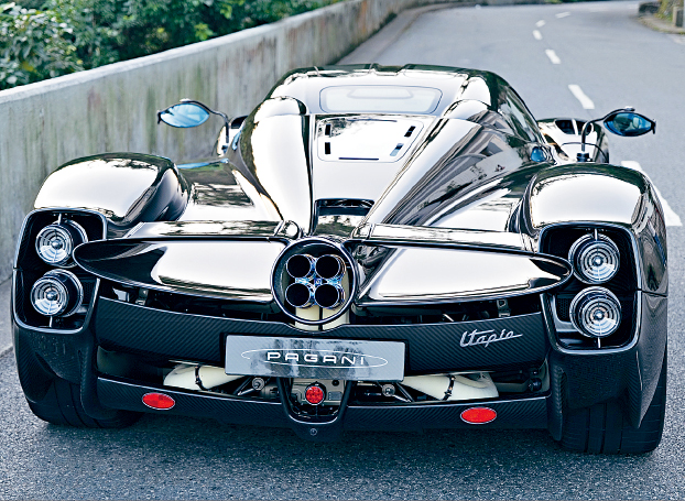 悬浮式尾灯、四出式排气管、主控尾翼等每个细节设计像艺术品。 悬浮式尾灯、四出式排气管、主控尾翼等每个细节设计像艺术品。