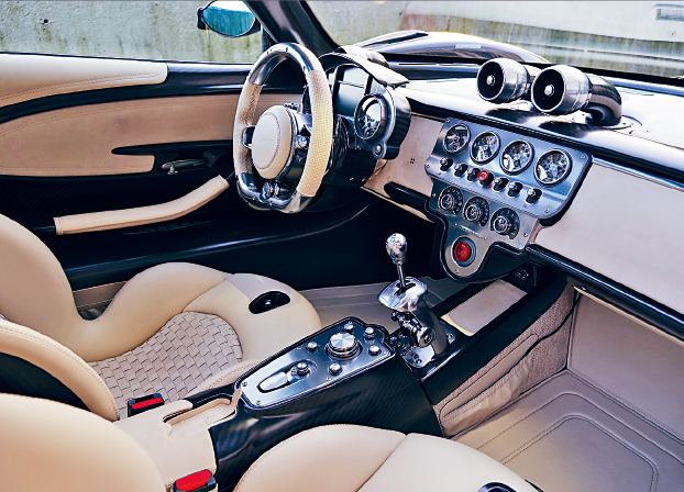 车厢结合古典、工艺、机械感及豪华气派,风味独特。 车厢结合古典、工艺、机械感及豪华气派,风味独特。