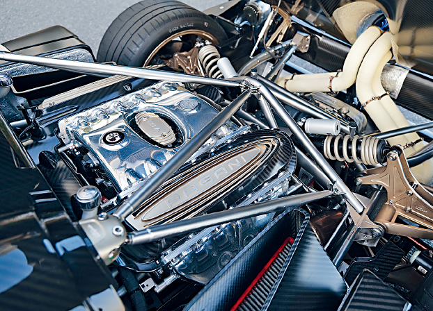 由平治AMG特别打造的V12双Turbo引擎,输出864hp马力。 由平治AMG特别打造的V12双Turbo引擎,输出864hp马力。