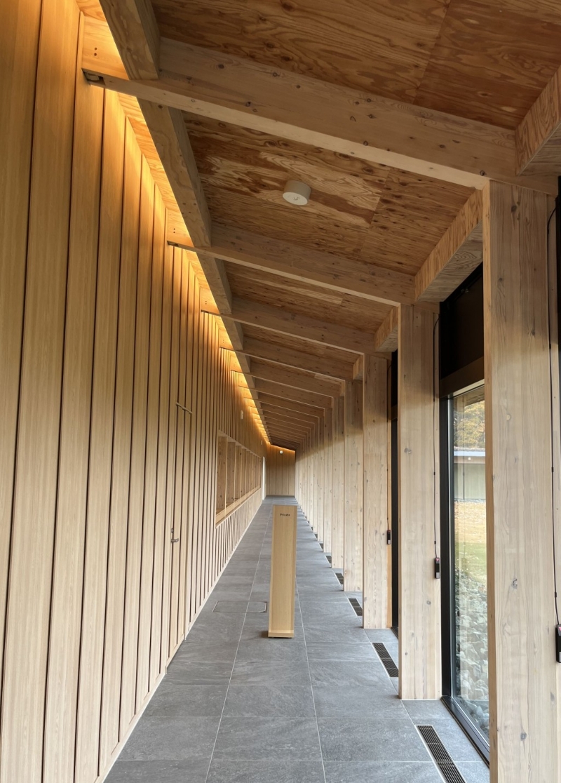 一道装置了大型玻璃窗的长廊，将室外的自然景观引入室内。