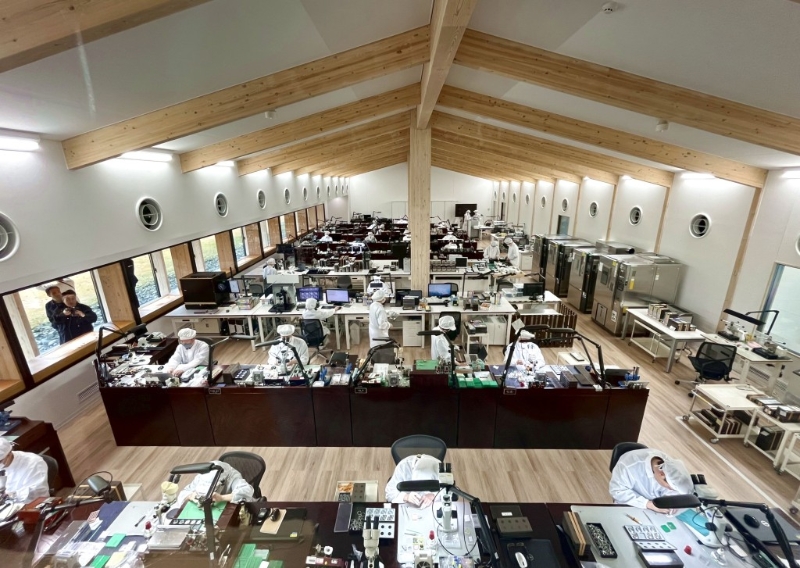 在连接一楼及二楼的楼梯间，可透过大玻璃窗俯瞰整个无尘工作间的实况。