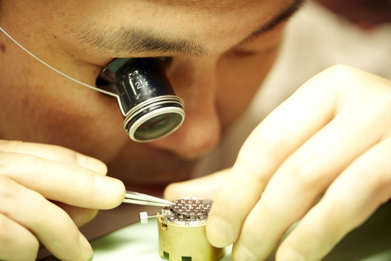 荣获Gold Master大赏的当代工艺大师伊藤勉，用心制造Grand Seiko机械表作品。