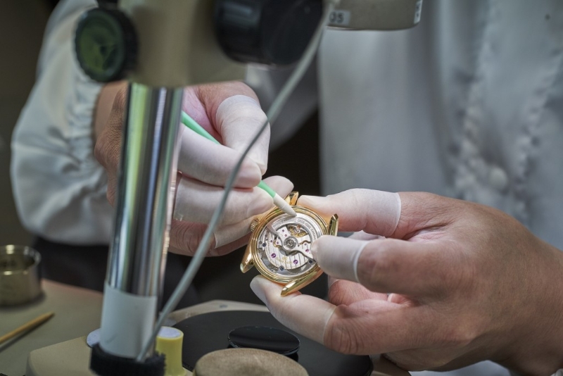 制表师细心处理每个组装工序。