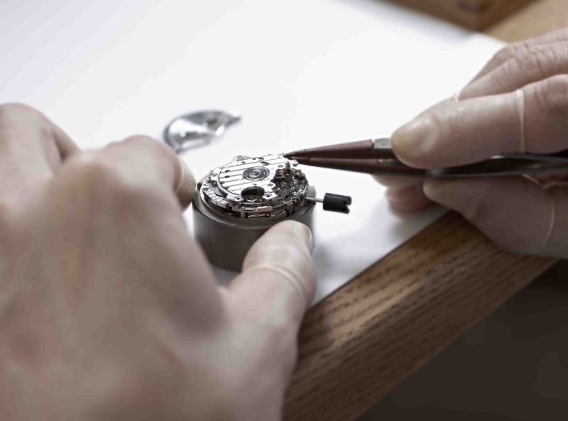 制表师用心主理Spring Drive的组装工序。