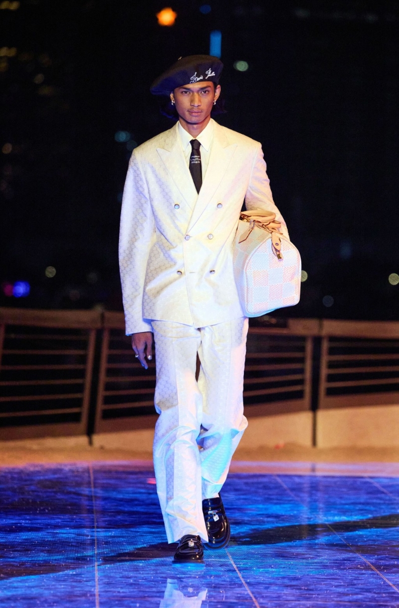 一身亮白的孖襟西服配水手帽，完美演绎年轻风格的Dandy Style。