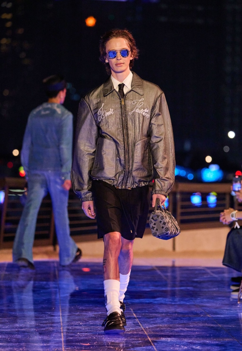 恤衫领呔配Zip-up Jacket与短裤的造型，轻松潇洒又不失体面。