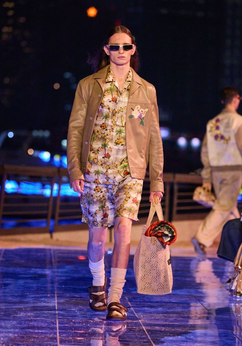 Hawaii Print不一定难驾驭，不妨参考一下这个造型示范。