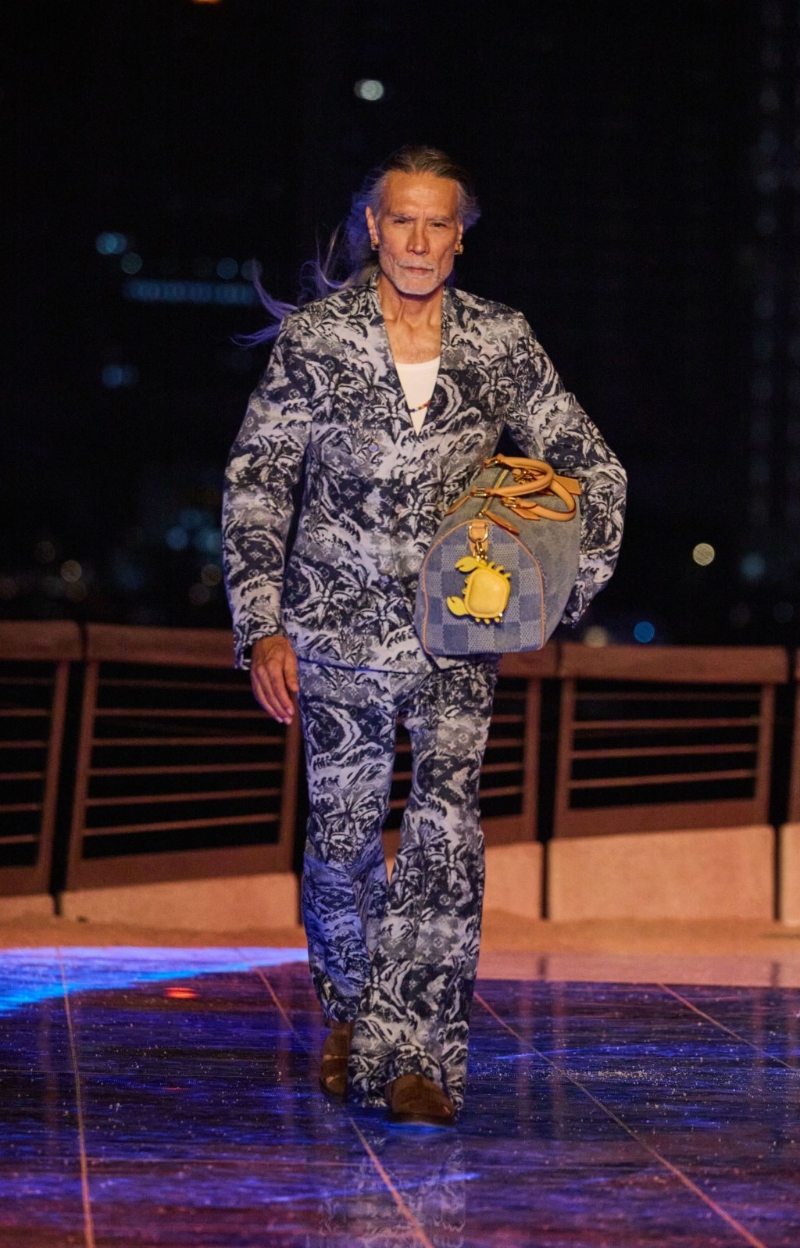 将椰林树影结合LV Monogram，黑白灰调的设计更进一步提升型格。