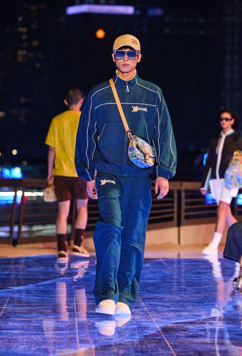 一身蓝调运动服，衬上Cap帽与太阳眼镜，完全轻松写意的假日造型。