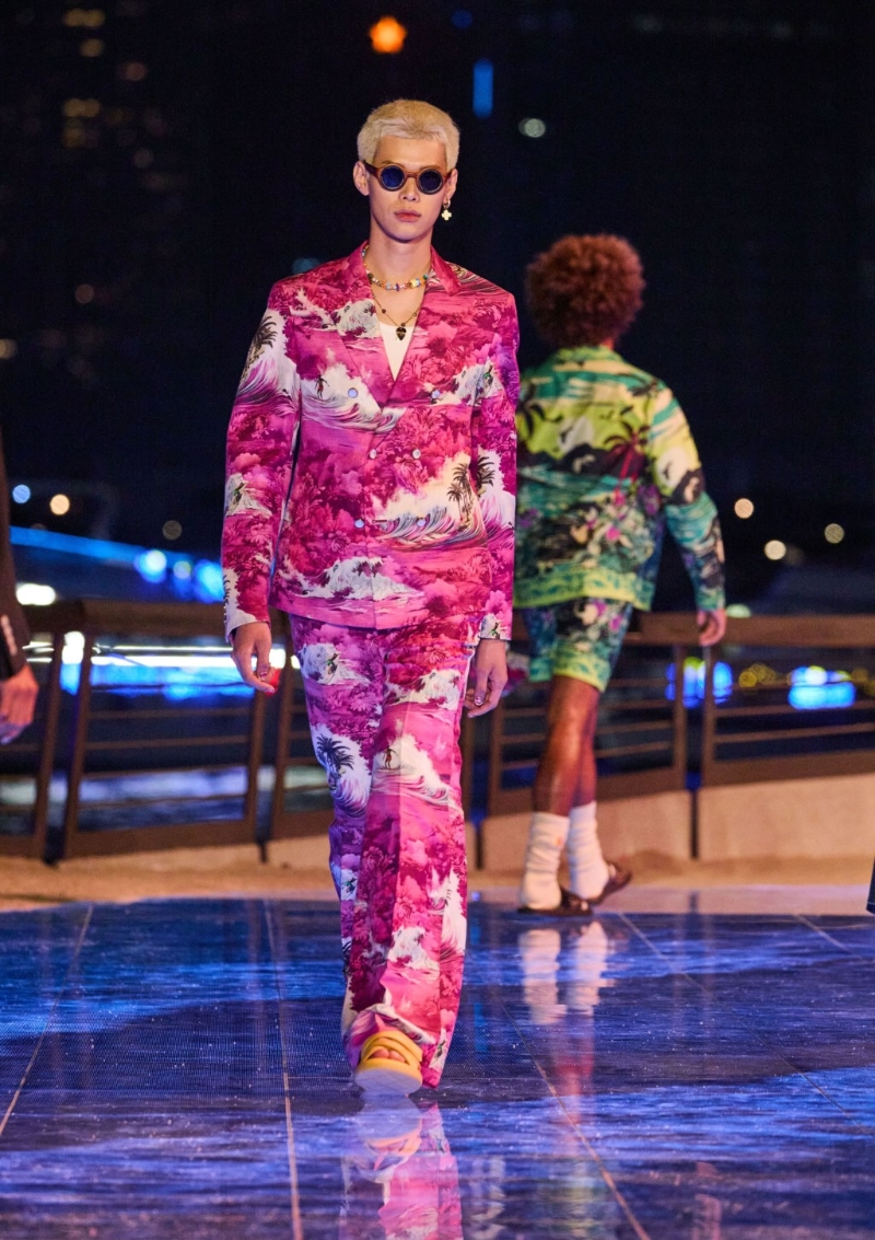 无论是单色调或是多色彩的夏威夷印花图案，都明确道出新系列的主题。