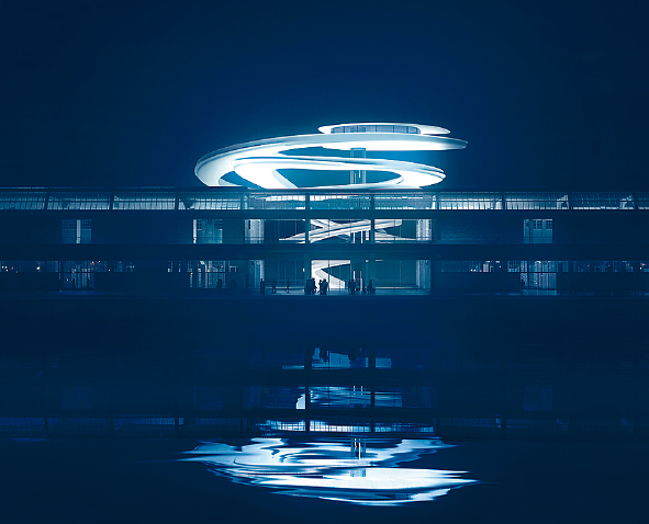 独特的流线外形,登上旋风楼梯,可俯瞰鹿特丹市的夜间美景。 (图片来源:MAD建筑事务所官网) 独特的流线外形,登上旋风楼梯,可俯瞰鹿特丹市的夜间美景。 (图片来源:MAD建筑事务所官网)