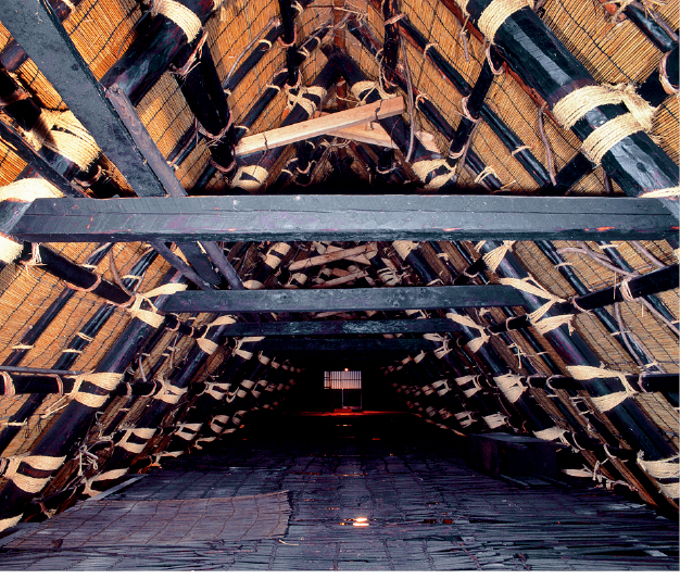 一众合掌屋主要使用结绳及柱子作为支撑，没有使用钉子。