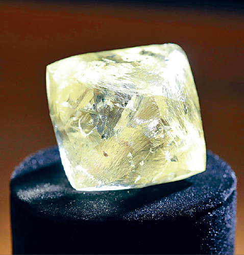 展览其中一颗令参观者叹为观止的稀世奇珍，正是这颗重达616卡的钻石原石。