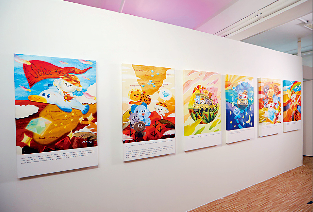 四楼展出香港著名插画家Oh Mankee的艺术作品，以卡通故事呈现生活在集团众多自然保护区的野生动物。