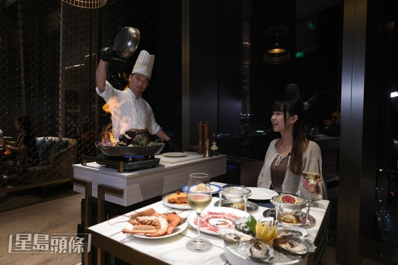 餐厅设送餐车服务，把招牌菜式送到食客桌前。