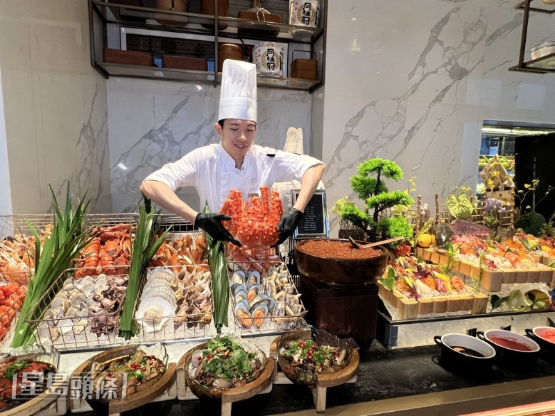 每晚有十多款海鲜冷盘、刺身，相当吸引。