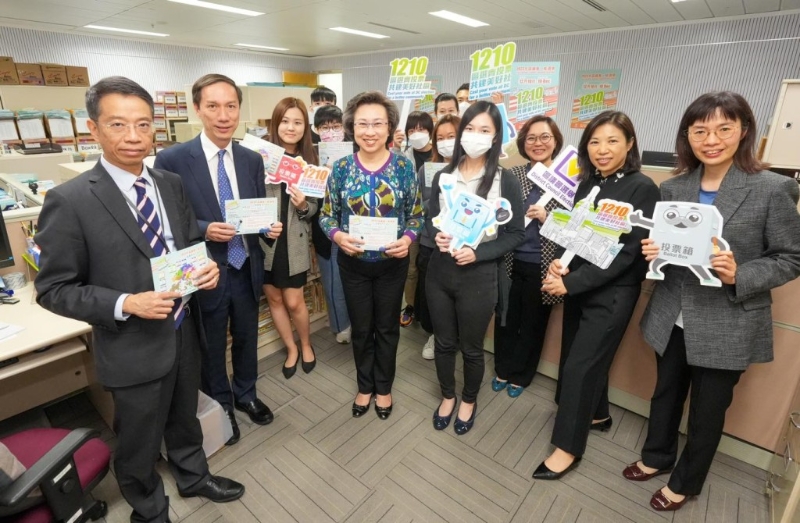 杨何蓓茵联同常秘及副秘在政总洗楼呼吁公务员投票。杨何蓓茵facebook图片 杨何蓓茵联同常秘及副秘在政总洗楼呼吁公务员投票。杨何蓓茵facebook图片