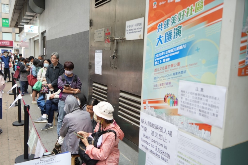 民政事务总署于湾仔民政咨询中心向市民派发「共建美好社区大汇演」入场券。 民政事务总署于湾仔民政咨询中心向市民派发「共建美好社区大汇演」入场券。