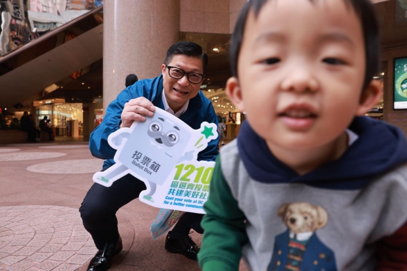 保安局局长邓炳强(左)。 邓炳强FB图片 保安局局长邓炳强(左)。 邓炳强FB图片