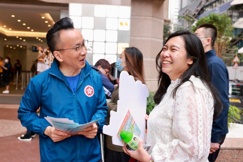 保安局常秘李百全(左)。 邓炳强FB图片 保安局常秘李百全(左)。 邓炳强FB图片