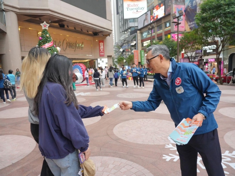 保安局副局长卓孝业(右)。 邓炳强FB图片 保安局副局长卓孝业(右)。 邓炳强FB图片