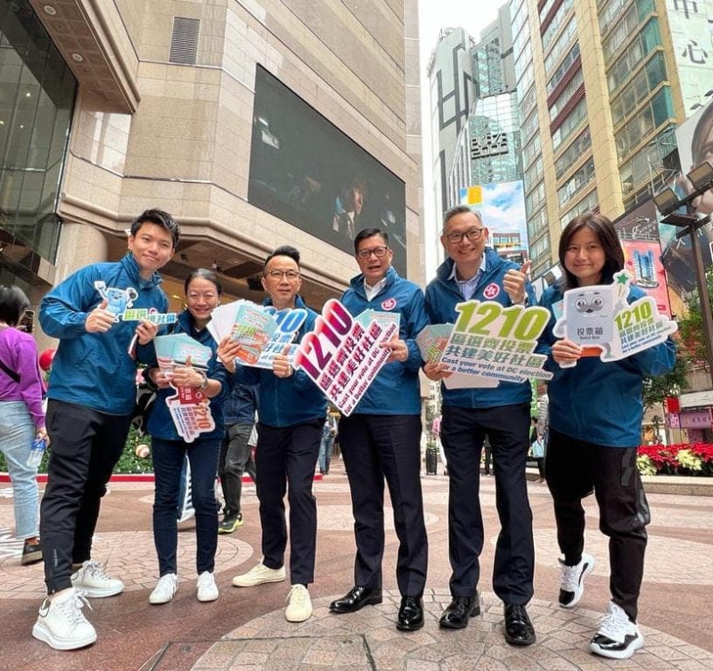 邓炳强携保安局团体到铜锣湾派发传单。 邓炳强FB图片 邓炳强携保安局团体到铜锣湾派发传单。 邓炳强FB图片