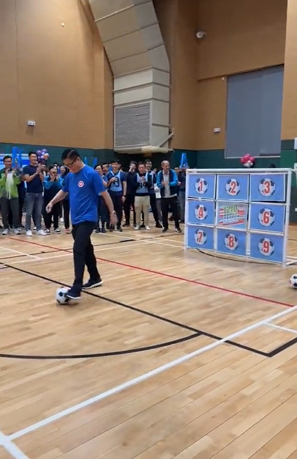 邓炳强与卓孝业及李百全在保安局运动中玩射龙门游戏。 邓炳强facebook影片截图 邓炳强与卓孝业及李百全在保安局运动中玩射龙门游戏。 邓炳强facebook影片截图