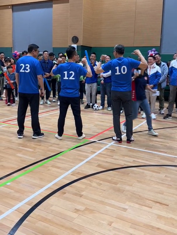 三人分别穿上“23”、“12”、“10”运动服,玩游戏之余也不忘宣传选举。 邓炳强facebook影片截图 三人分别穿上“23”、“12”、“10”运动服,玩游戏之余也不忘宣传选举。 邓炳强facebook影片截图