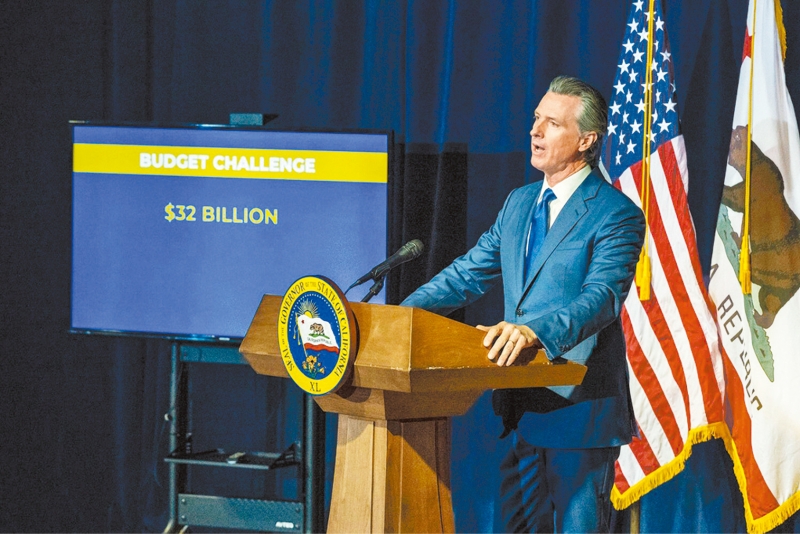州长5月公布修订预算案时曾表示加州政府面临赤字扩大至近320亿元。美联社沙加缅度蜂报