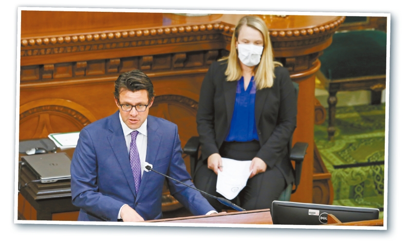 州议会分析师彼特克如今表示加州正面对预计高达680亿元的破纪录赤字。美联社资料图片 州议会分析师彼特克如今表示加州正面对预计高达680亿元的破纪录赤字。美联社资料图片