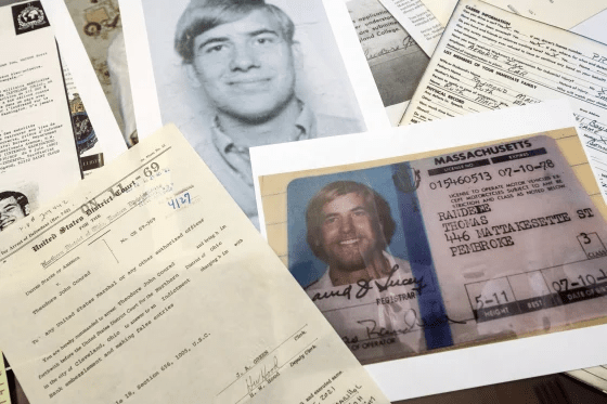 调查人员拼凑了康拉德讣告中的详细信息和他过去的签名，引证了这宗世纪悬案正式侦破。 AP