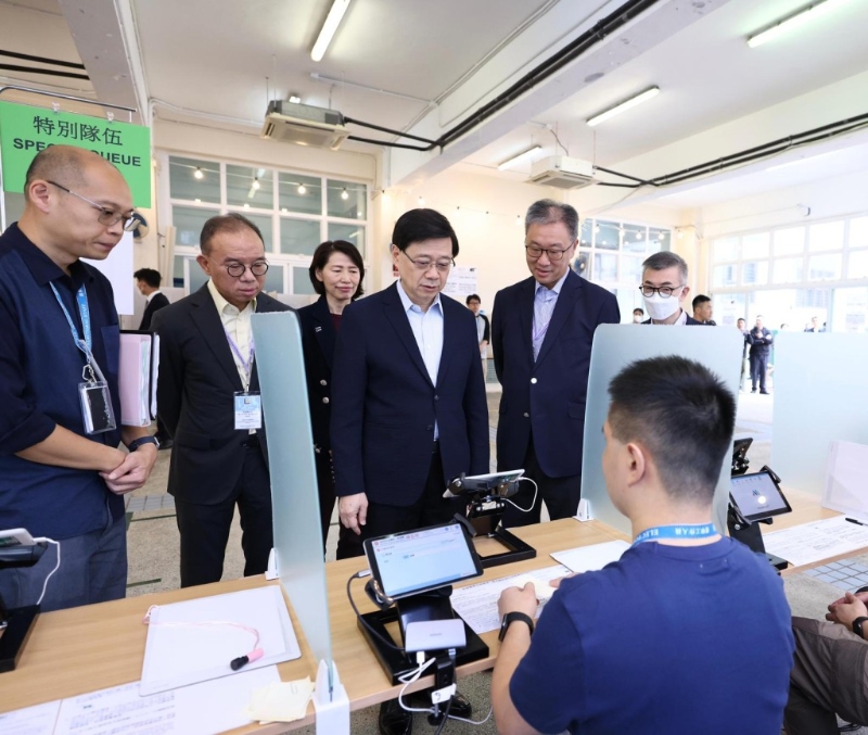 李家超与多名高官到杏花邨一个地方选区票站巡视。李家超fb