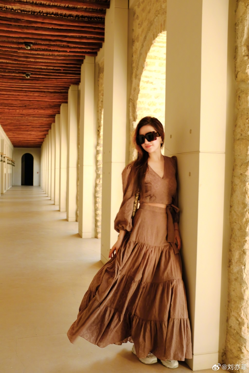 第二套则是大地色洋装，宛如蛋糕的裙摆带来梦幻浪漫的氛围。