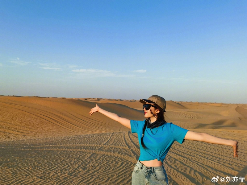 刘亦菲近日晒出一系列美照，只见她换上三套穿搭，第一套是较为休闲的蓝色T恤加上宽松的牛仔裤，绑着两条辫子，看来青春洋溢