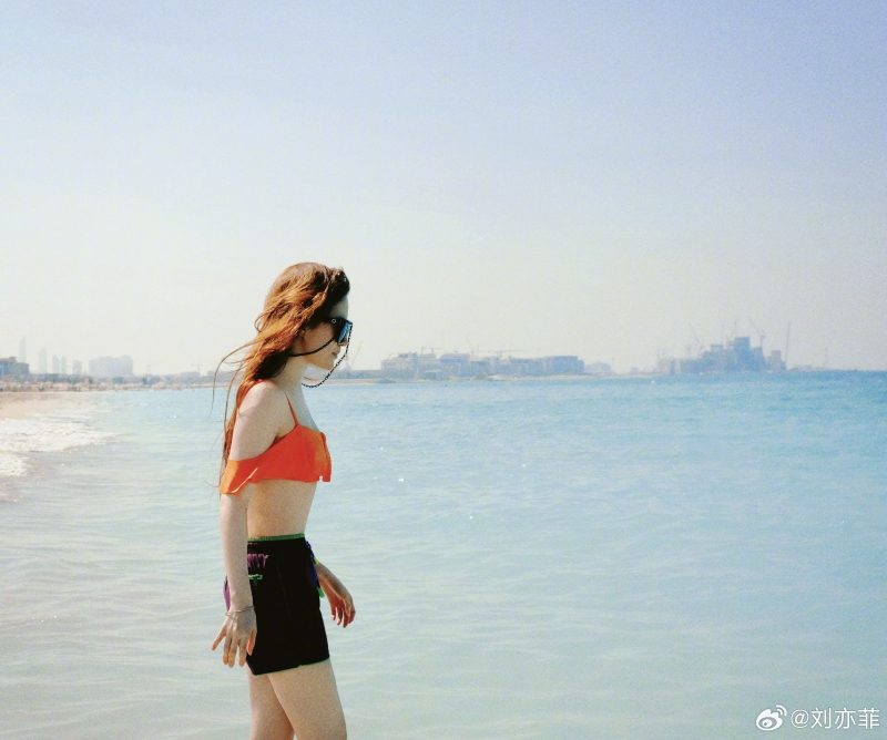 刘亦菲罕晒泳装照，“白皙纤腰全看光”
