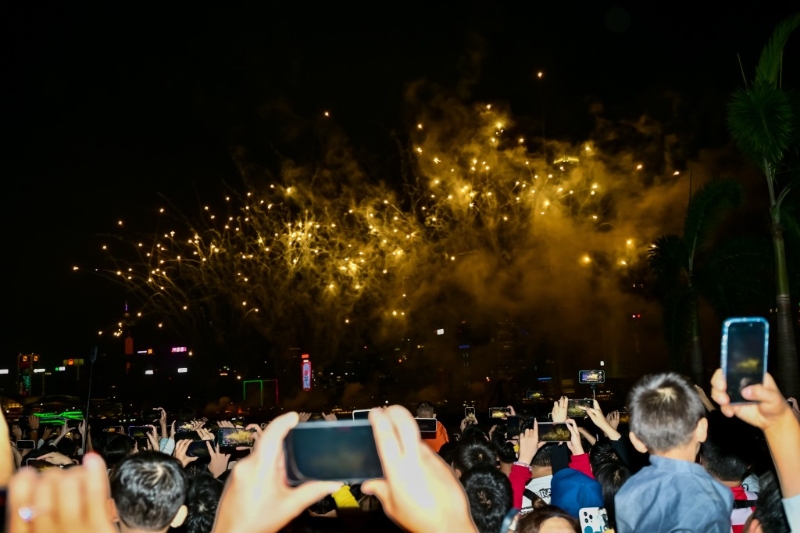 「冬日维港水上烟火」在西九上演，照亮维港上空。