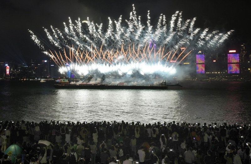 「冬日维港水上烟火」在西九上演。